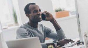 Homem ao telefone realizando ações de pós-venda