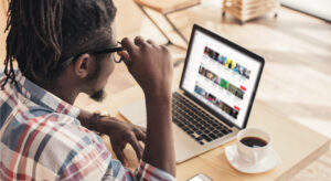 Homem em frente ao computador promovendo o YouTube Marketing