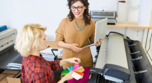 Mulheres em uma empresa de serviços gráficos