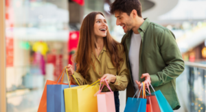 Casal feliz com sacolas de compras