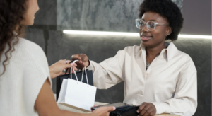 jovem passando sacos de papel de consumo com bens comprados