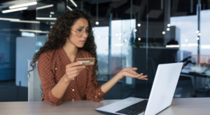 mulher em um computador fazendo compras