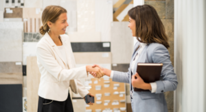 Vendedor e cliente apretando as mãos