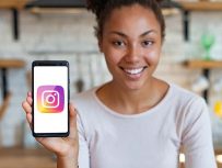 Mulher segurando celular com o logo do Instagram